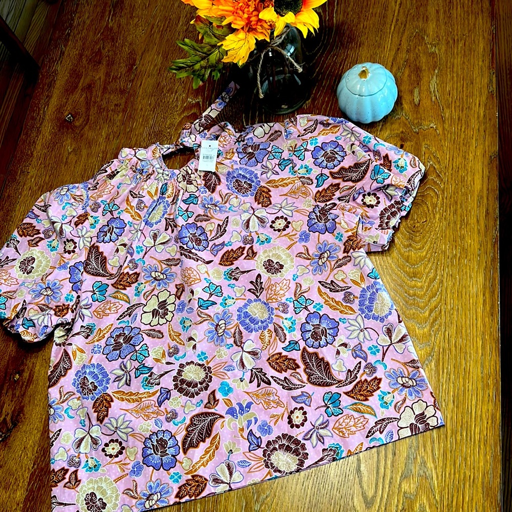 Ann Taylor puff sleeve floral blouse
